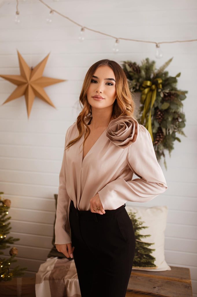 Elegancka satynowa bluzka z dekoracyjną różą – beż